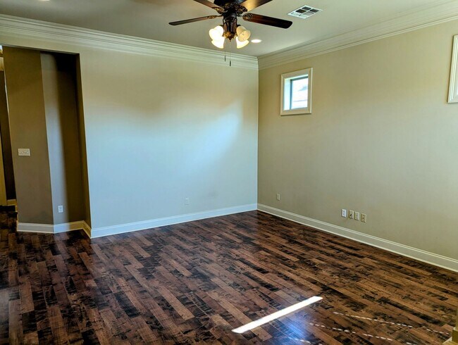 Building Photo - Welcome to Milton Estates!