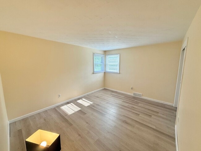 Building Photo - 3/1 Single Family Home | Large back yard |...