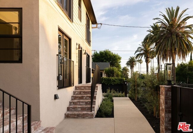 Building Photo - 1020 Manzanita St