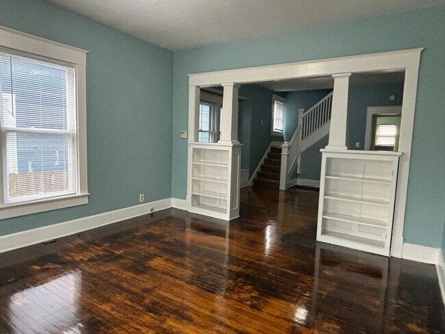 Building Photo - AVAILABLE NOW! Charming 3-Bed, 1-Bath Historic Duplex in Indianapolis!