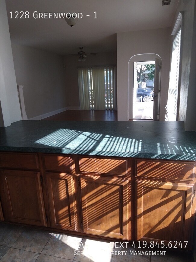 Foto del edificio - Spacious Three Bedroom Apartment AVAILABLE...