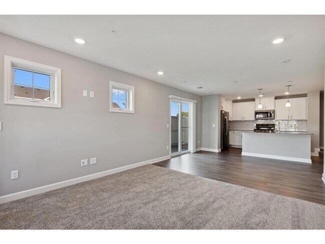 Building Photo - 10903 Garland Pl N