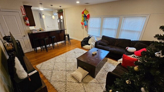 Building Photo - Prime Location apartment minutes from BC