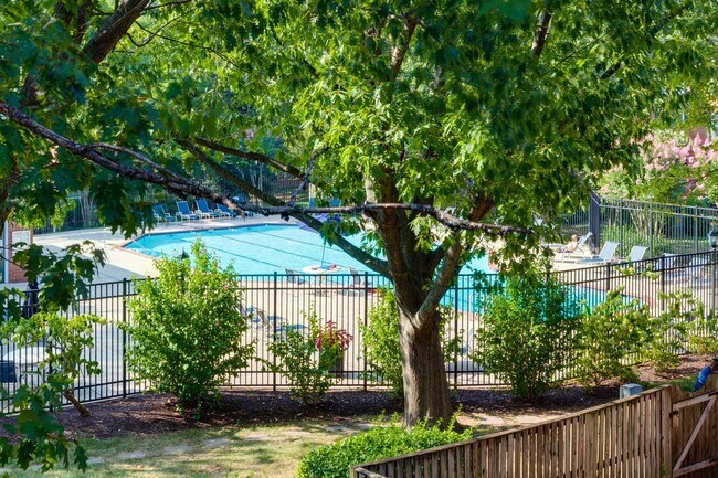 Building Photo - Gorgeous End Unit 2 Bedroom 2 Bath Near Sh...