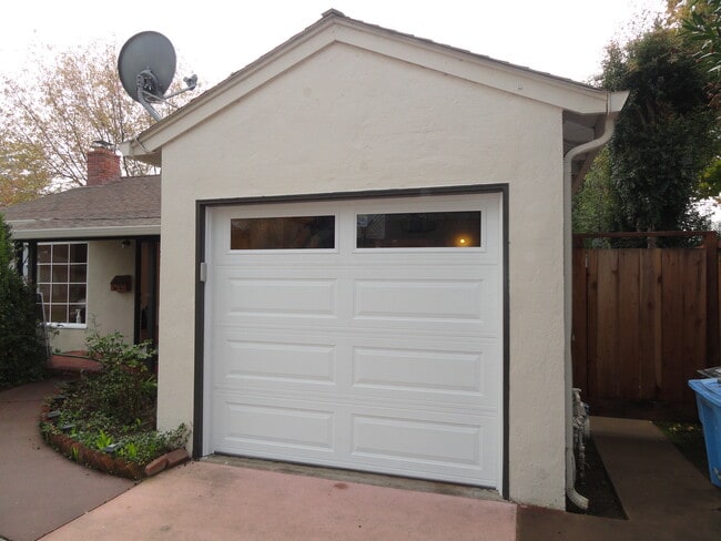 Building Photo - 2350 Sierra Ct