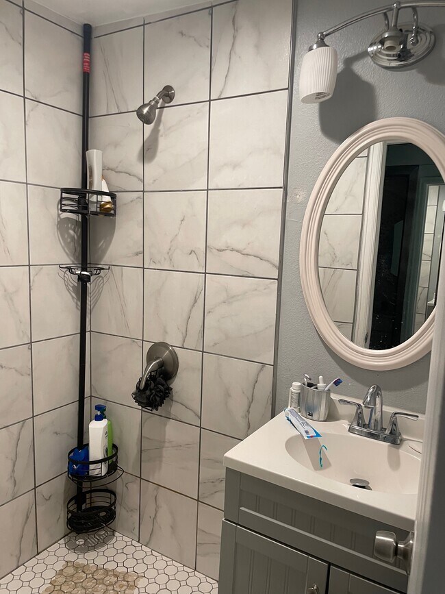 Foto del edificio - 6955 Dahlia St