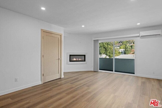 Foto del edificio - 2449 Beachwood Dr