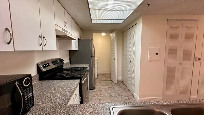 Foto del edificio - 5001 Wiles Rd