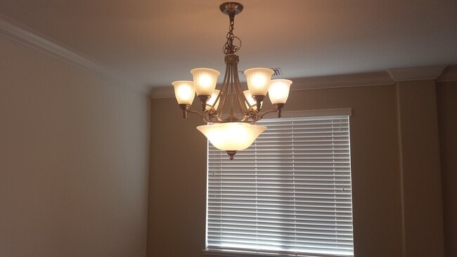 Building Photo - 4 Bedroom Home