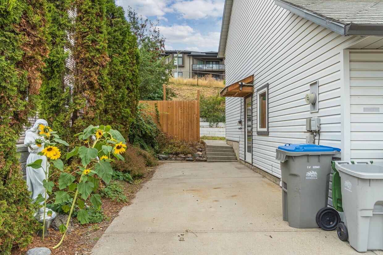 979 Greystone Crescent, Kamloops, BC V1S 1K7 Townhouse for Rent in