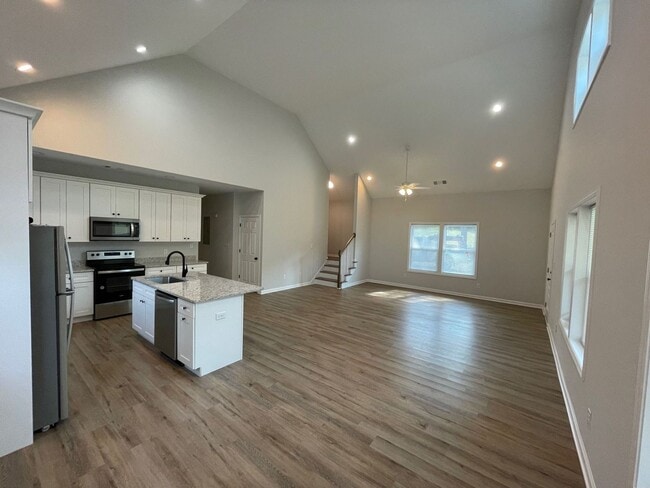 Building Photo - 5 Bed Home Available August 2026!