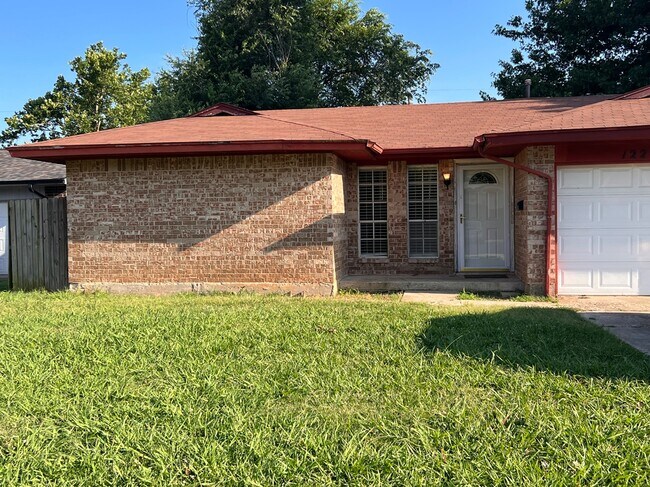 Building Photo - 1220 E Brooks St