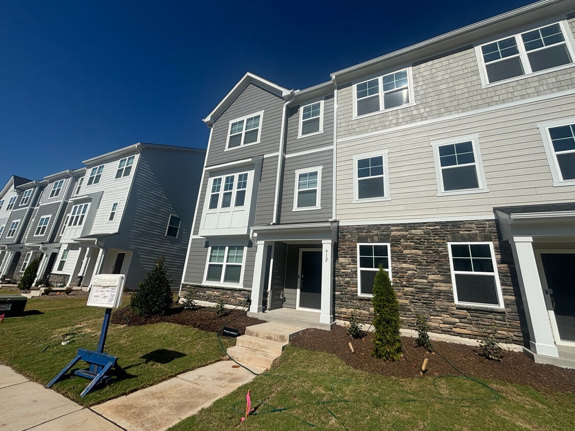 Foto principal - Room in Townhome on Carolina Spgs Blvd