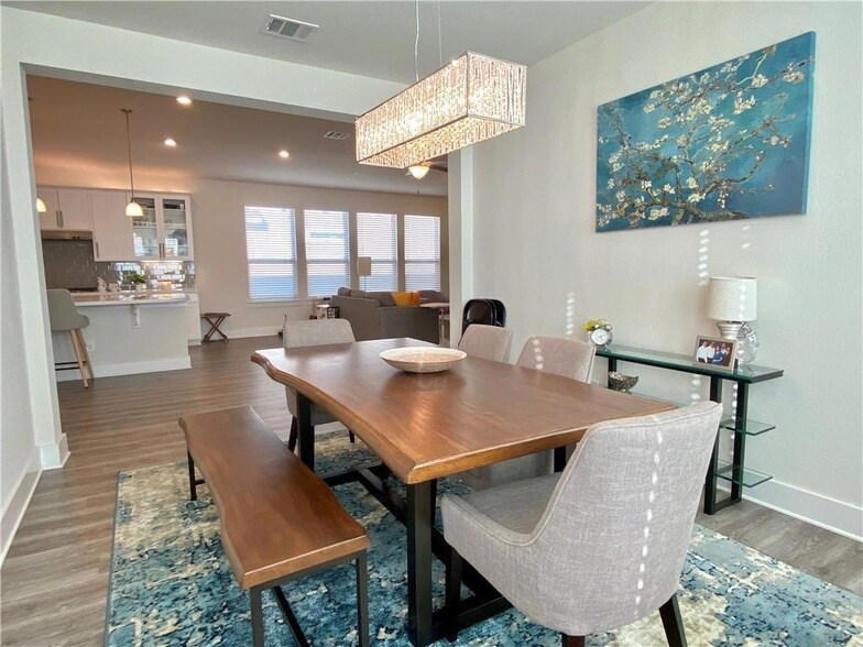 Photo - 15700 Apex Plaza