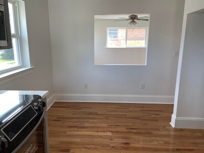 Cocina a la sala de estar - 4918 Eastern St