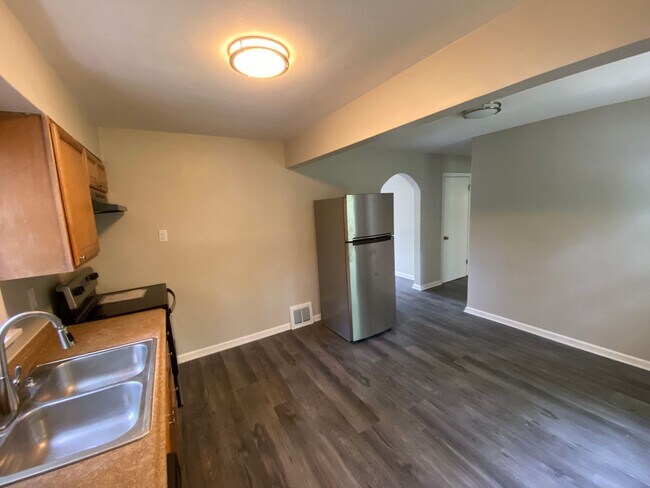Building Photo - Two Bedroom One Bath with DISHWASHER Move In Ready!