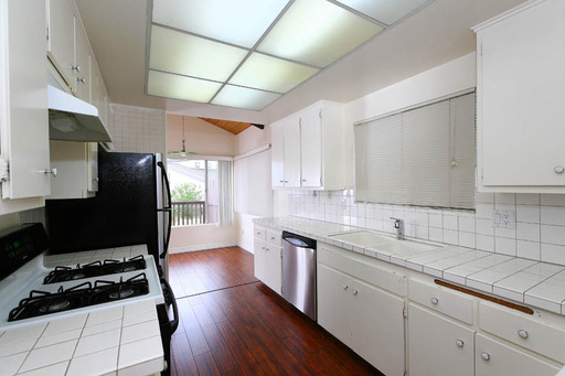 Building Photo - 5670 Linda Rosa Ave