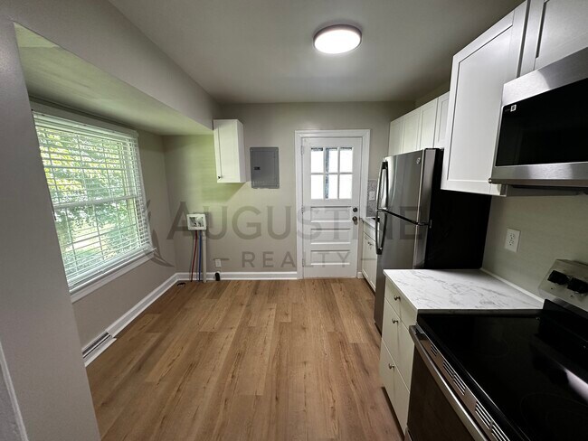 Building Photo - 2723 Robin Hood Dr