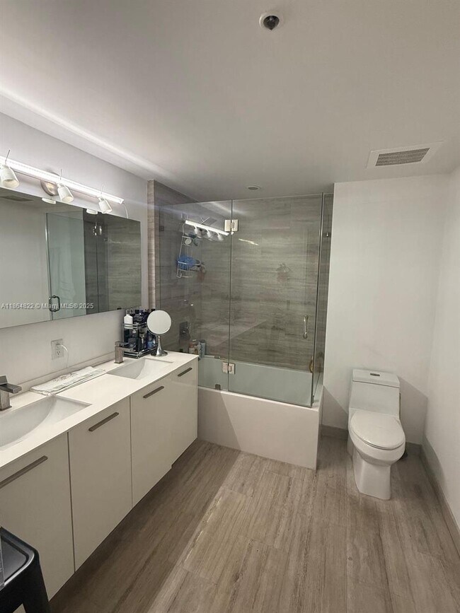 Building Photo - 1300 Brickell Bay Dr
