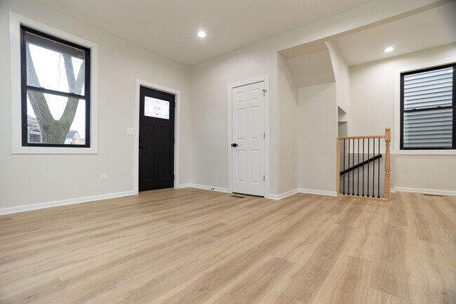 Foto del edificio - 3111 N Oakley Ave