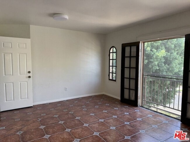 Foto del edificio - 2646 Kenwood Ave