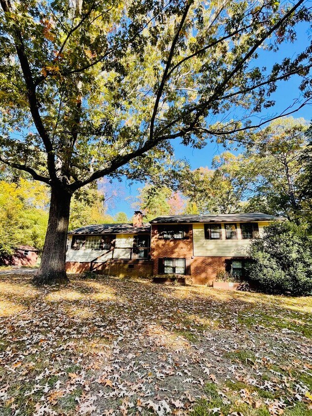 Primary Photo - Wonderful 5 bedroom house with a walk out ...