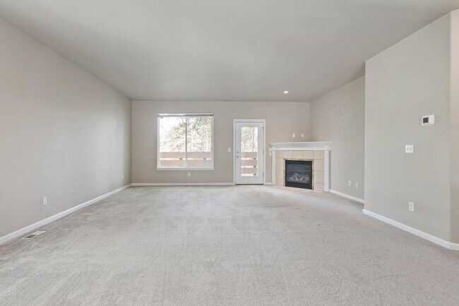 Foto del edificio - Bright, spacious 3-bdrm/2.5 bath Tigard townhome. Fireplace, balcony, 2-car garage, W/D