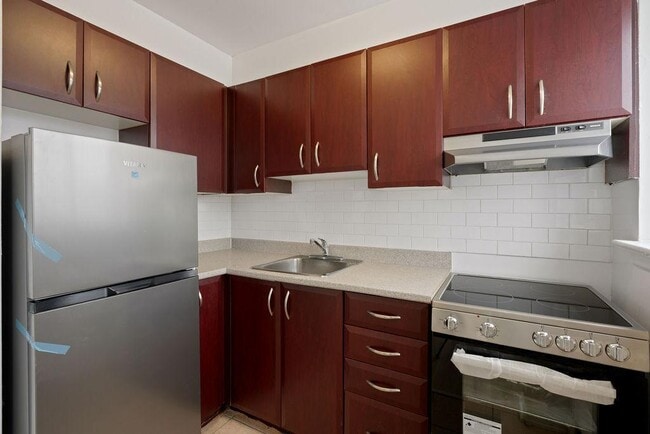 Interior Photo - Arbor Village - 1073 Hollington