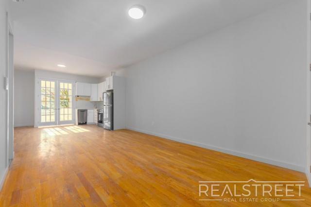 Foto principal - 3 bedroom in BROOKLYN NY 11221