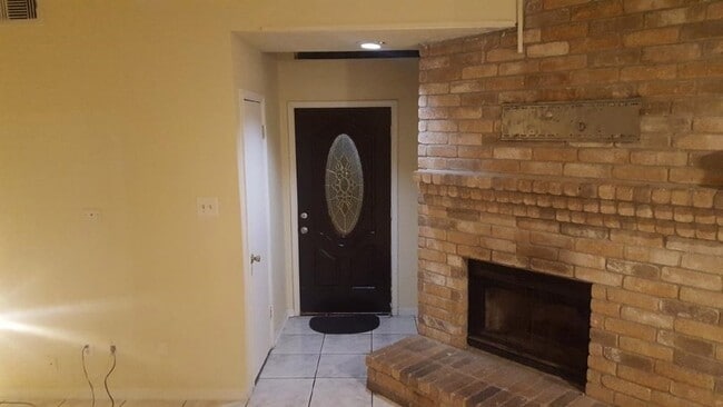 Foto del edificio - 6311 Clayridge Dr