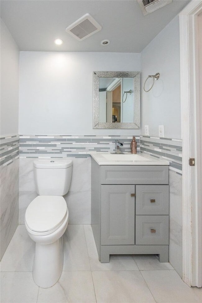 Foto del edificio - 50 Desford Ln