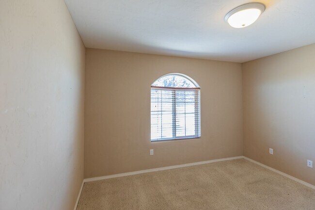 Foto del edificio - Spacious 4 Bedroom Home