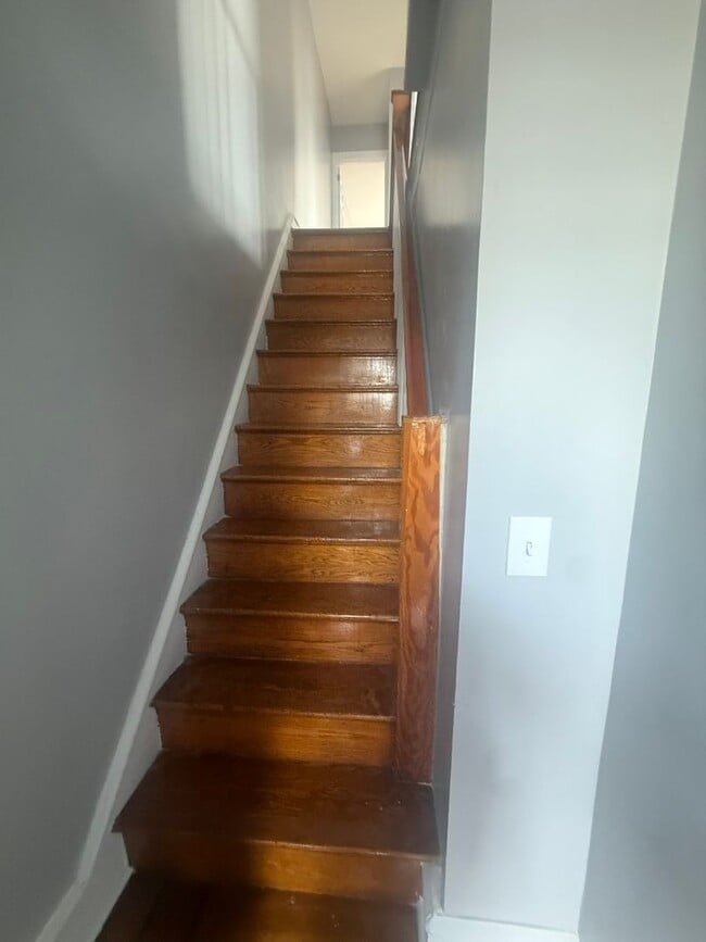 Building Photo - 270 Rosemar St