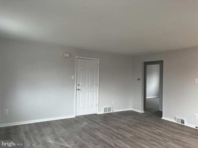 Building Photo - 116 3rd Ave