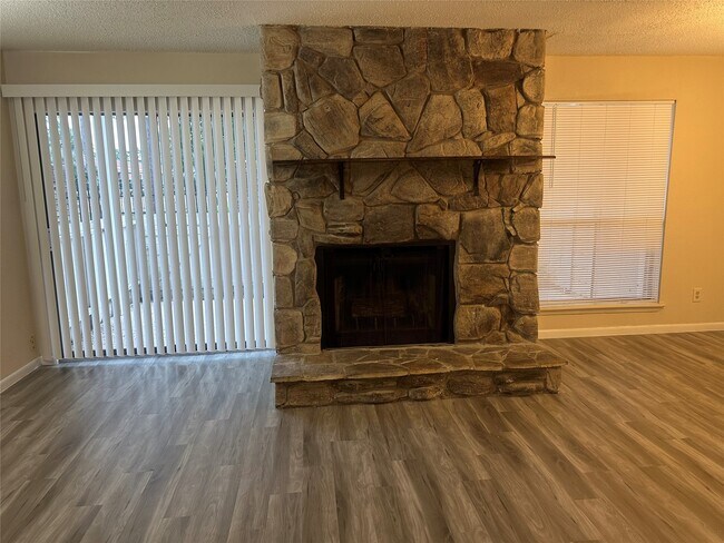 Foto del edificio - 17401 Red Oak Dr