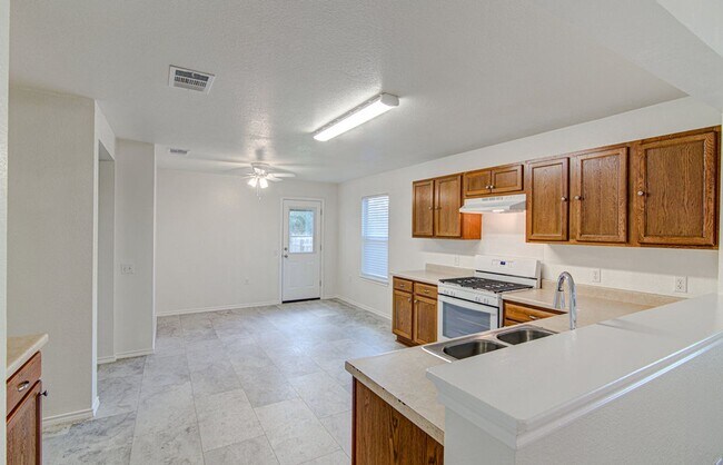 Building Photo - Super cute 3/2 in Southeast Austin!