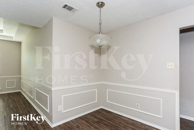 Building Photo - 1701 Oxford Dr