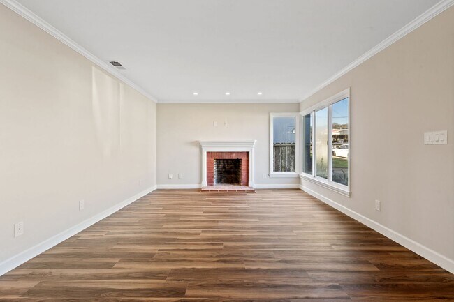 Foto del edificio - Updated 3BR/1BA Home w/ Large Yard & Garage, Winston Manor Neighborhood in South San Francisco