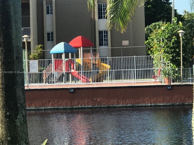 Foto del edificio - 5231 Geneva Ct