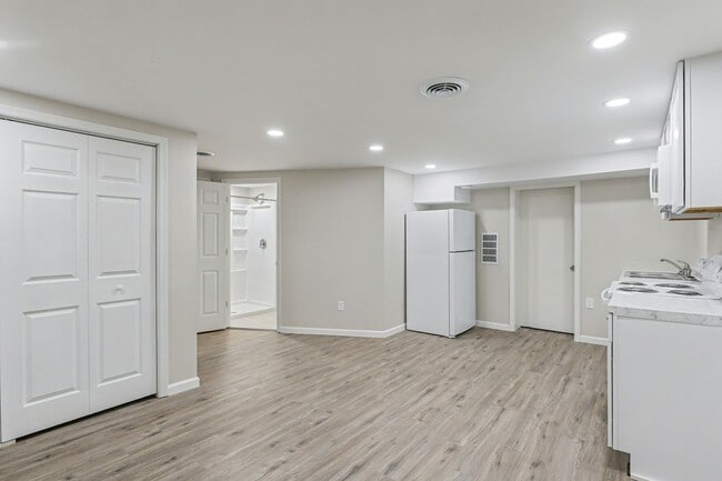 Building Photo - 100 Old York Rd