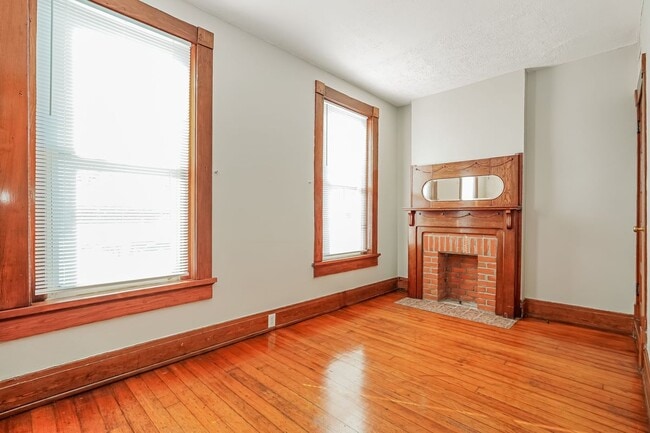 Building Photo - 804 E Main St