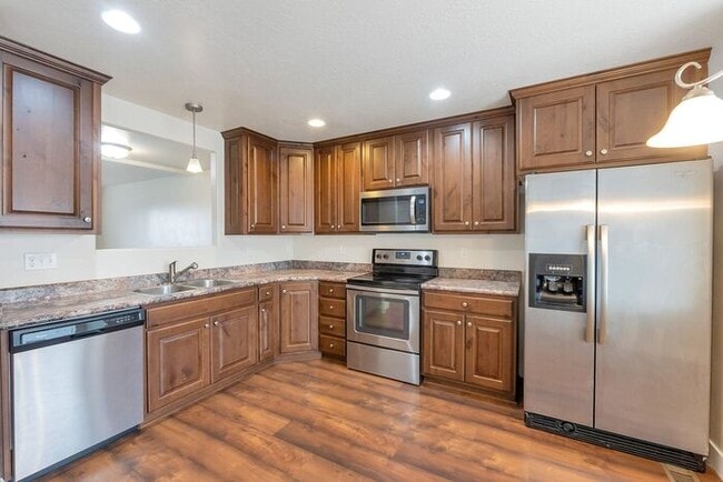 Building Photo - Gorgeous Provo Townhome