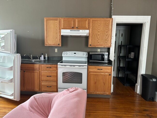 Building Photo - 214 W Main St