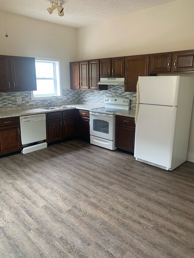 Kitchen - 916 Bridge Ave