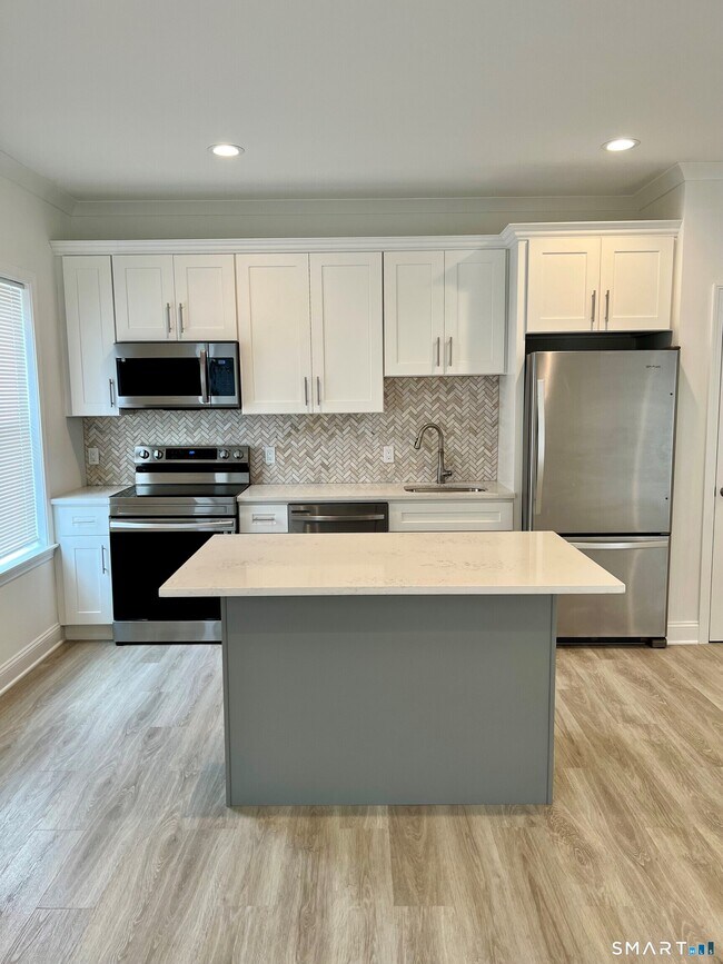 Building Photo - 93 Boston Post Rd