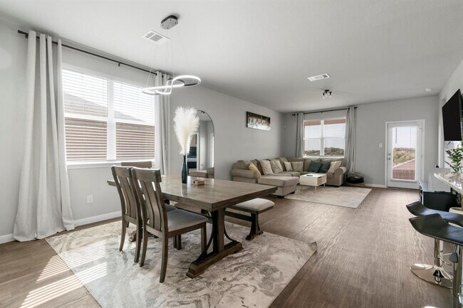 Foto del edificio - 212 Apache Plum Dr