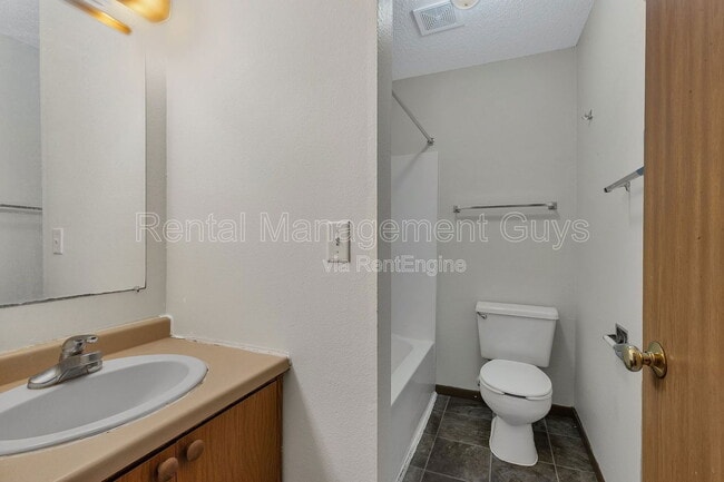 Foto del edificio - 131 Cedar Ct E