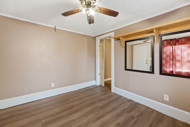 Foto del edificio - Centrally located 1 Bed 1 Bath Duplex!