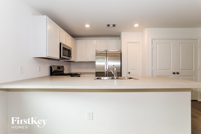 Foto del edificio - 423 Jewett Meadow Dr