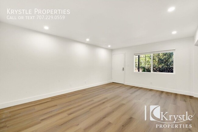 Foto del edificio - Updated Lower-Level Apartment with Easy Ac...